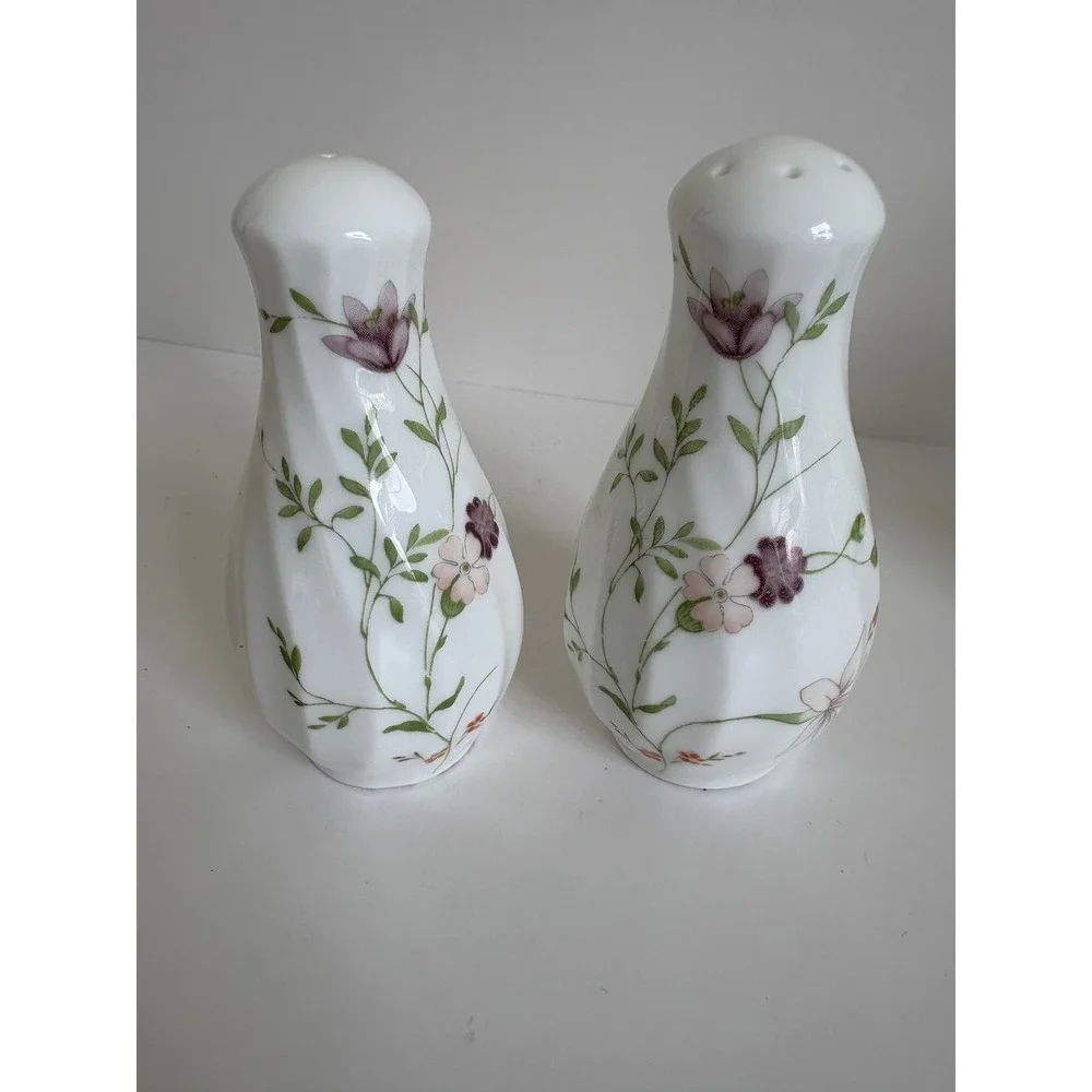 Wedgwood Meadow Sweet Salt & Pepper Shakers Set Bone China Made in England Vtg‎
